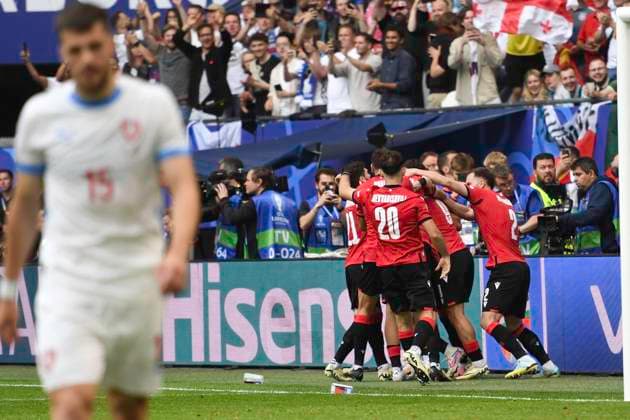 GER, Euro 2024, Group F, Georgien (GEO) vs Tschechien (CZE) 22.06.2024, Volksparkstadion, GER, Euro 2024, Group F, Georgien (GEO) vs Tschechien (CZE) im Bild Georges Mikautadze (GEO 22) schiesst das Tor zum 1-0 fuer Georgien per Elfmeter vorbei an Torhueter Jindrich Stanek (CZE) und jubelt mit der Mannschaft
