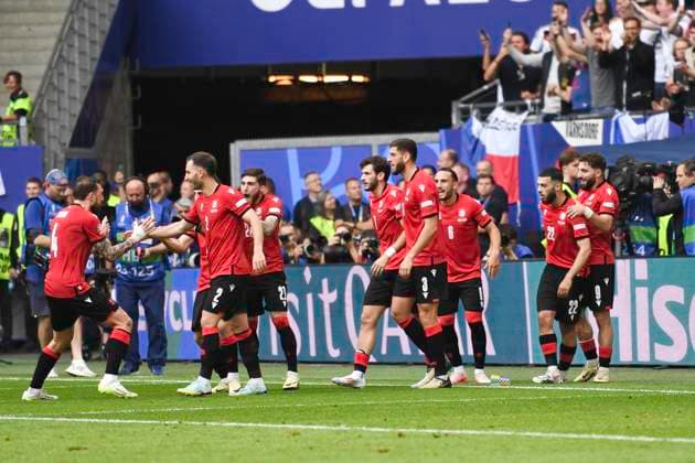 GER, Euro 2024, Group F, Georgien (GEO) vs Tschechien (CZE) 22.06.2024, Volksparkstadion, GER, Euro 2024, Group F, Georgien (GEO) vs Tschechien (CZE) im Bild Georges Mikautadze (GEO 22) schiesst das Tor zum 1-0 fuer Georgien per Elfmeter vorbei an Torhueter Jindrich Stanek (CZE) und jubelt mit der Mannschaft