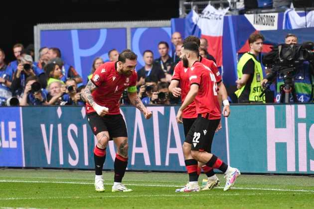 GER, Euro 2024, Group F, Georgien (GEO) vs Tschechien (CZE) 22.06.2024, Volksparkstadion, GER, Euro 2024, Group F, Georgien (GEO) vs Tschechien (CZE) im Bild Georges Mikautadze (GEO 22) schiesst das Tor zum 1-0 fuer Georgien per Elfmeter vorbei an Torhueter Jindrich Stanek (CZE) und jubelt mit der Mannschaft