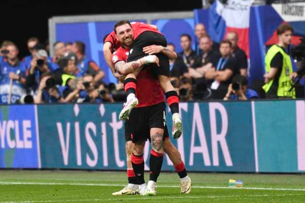 GER, Euro 2024, Group F, Georgien (GEO) vs Tschechien (CZE) 22.06.2024, Volksparkstadion, GER, Euro 2024, Group F, Georgien (GEO) vs Tschechien (CZE) im Bild Georges Mikautadze (GEO 22) schiesst das Tor zum 1-0 fuer Georgien per Elfmeter vorbei an Torhueter Jindrich Stanek (CZE) und jubelt mit der Mannschaft