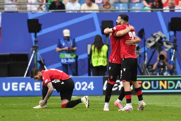 GER, Euro 2024, Group F, Georgien (GEO) vs Tschechien (CZE) 22.06.2024, Volksparkstadion, GER, Euro 2024, Group F, Georgien (GEO) vs Tschechien (CZE) im Bild Georges Mikautadze (GEO 22) schiesst das Tor zum 1-0 fuer Georgien per Elfmeter vorbei an Torhueter Jindrich Stanek (CZE) und jubelt mit der Mannschaft