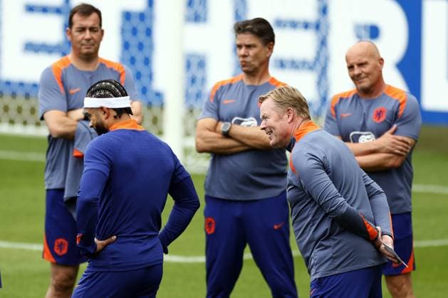 Sport Bilder des Tages WOLFSBURG - National coach Ronald Koeman during a training session of the Dutch national team, Nationalteam in the AOK Stadium on June 22, 2024 in Wolfsburg, Germany. The Dutch national team is preparing for the group match at the European Football Championship in Germany against Austria. ANP KOEN VAN WEEL UEFA EURO, EM, Europameisterschaft,Fussball 2024 Germany 2024 xVIxANPxSportx xxANPxIVx 501766822 originalFilename: 501766822.jpg
