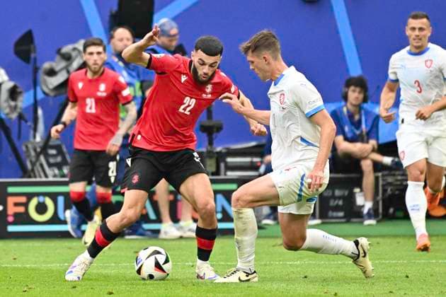 GER, Euro 2024, Group F, Georgien (GEO) vs Tschechien (CZE) 22.06.2024, Volksparkstadion, GER, Euro 2024, Group F, Georgien (GEO) vs Tschechien (CZE) im Bild Georges Mikautadze (GEO 22) versucht sich gegen Robin Hranác (CZE 04) durchzusetzen