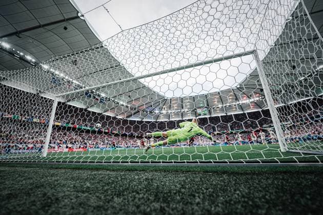 Fußball Herren UEFA-Fußball-Europameisterschaft 2024 Gruppe B Kroatien vs. Albanien 19.06.2024 Georges Mikautadze ( 22, Georgien) verwandelt den Elfmeter gegen Jindrich Stanek ( 1, Tschechien) Hamburg Volksparkstadion Hamburg Deutschland