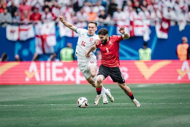 Fußball Herren UEFA-Fußball-Europameisterschaft 2024 Gruppe B Kroatien vs. Albanien 19.06.2024 v.l. Lukas Provod ( 14, Tschechien) gegen Zuriko Davitashvili ( 9, Georgien) Hamburg Volksparkstadion Hamburg Deutschland