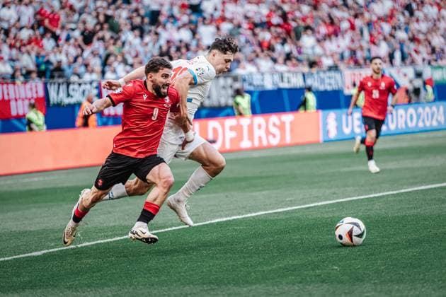 Fußball Herren UEFA-Fußball-Europameisterschaft 2024 Gruppe B Kroatien vs. Albanien 19.06.2024 v.l. Zuriko Davitashvili ( 9, Georgien) gegen Ladislav Krejci ( 18, Tschechien) Hamburg Volksparkstadion Hamburg Deutschland