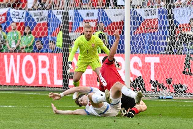GER, Euro 2024, Group F, Georgien (GEO) vs Tschechien (CZE) 22.06.2024, Volksparkstadion, GER, Euro 2024, Group F, Georgien (GEO) vs Tschechien (CZE) im Bild Zuriko Davitashvili (GEO 09) versucht sich gegen Ladislav Krejcí (CZE 18) vor dem Tor von Torhueter Jindrich Stanek (CZE 01) durchzusetzen
