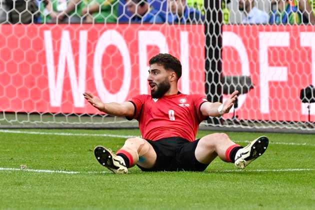 GER, Euro 2024, Group F, Georgien (GEO) vs Tschechien (CZE) 22.06.2024, Volksparkstadion, GER, Euro 2024, Group F, Georgien (GEO) vs Tschechien (CZE) im Bild Zuriko Davitashvili (GEO 09) versucht sich gegen Ladislav Krejcí (CZE 18) vor dem Tor von Torhueter Jindrich Stanek (CZE 01) durchzusetzen und regt sich auf dem Rasen sitzend auf