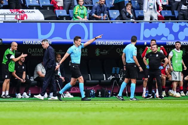 Schiedsrichter Daniel Siebert gibt Strafstoss Elfmeter nach Handspiel GER, Georgien vs. Tschechien, Fussball Europameisterschaft, UEFA EURO, EM, Europameisterschaft,Fussball 2024, Spieltag 2, 22.06.2024 GER, Georgien vs. Tschechien, Fussball Europameisterschaft, UEFA Euro 2024, Spieltag 2, 22.06.2024 Hamburg Copyright: xEibner-Pressefoto MarcelxvonxFehrnx EP_MFN