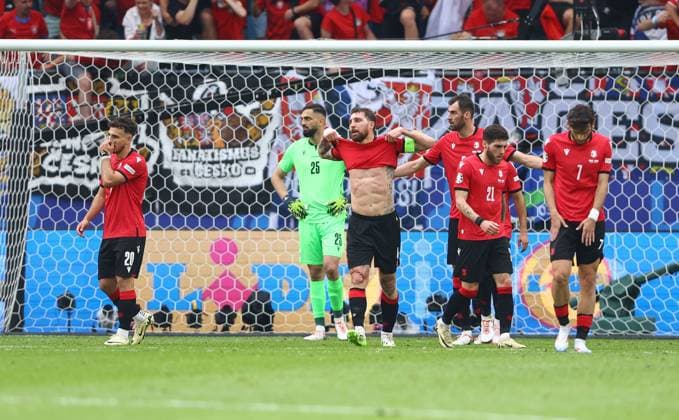 Players of Georgia show dejection after conceding a goal to make it 1-1 Georgia v Czechia, UEFA European Championship, EM, Europameisterschaft 2024, Group F, Football, Volksparkstadion, Hamburg, Germany, 22 Jun 2024 EDITORIAL USE ONLY No use with unauthorised audio, video, data, fixture lists, club league logos or live services. Online in-match use limited to 120 images, no video emulation. No use in betting, games or single club league player publications. Copyright: xKieranxMcManus Shutterstockx 14548025cd