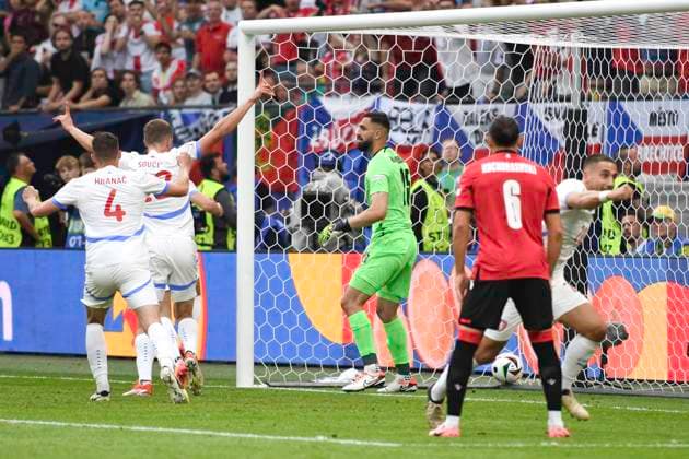 GER, Euro 2024, Group F, Georgien (GEO) vs Tschechien (CZE) 22.06.2024, Volksparkstadion, GER, Euro 2024, Group F, Georgien (GEO) vs Tschechien (CZE) im Bild Patrik Schick (CZE 10) schiesst den Ausgleich zum 1-1 fuer Tschechsien vorbei an Torhueter Giorgi Mamardashvili (GEO 25) und jubelt mit der Mannschaft