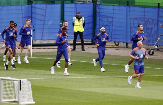 WOLFSBURG - (l-r) Cody Gakpo, Jeremie Frimpong, Jerdy Schouten, Stefan De Vrij, Denzel Dumfries, Memphis Depay, Virgil van Dijk during a training session of the Dutch national team, Nationalteam at the AOK Stadium on June 22, 2024 in Wolfsburg, Germany. The Dutch national team is preparing for the group match at the European Football Championship in Germany against Austria. ANP KOEN VAN WEEL UEFA EURO, EM, Europameisterschaft,Fussball 2024 Germany 2024 xVIxANPxSportx xxANPxIVx 501768588 originalFilename: 501768588.jpg