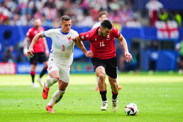 Tomas Holes (Tschechien, 03), Luka Lochoshvili (Georgien, 14) GER, Georgien vs. Tschechien, Fussball Europameisterschaft, UEFA EURO, EM, Europameisterschaft,Fussball 2024, Spieltag 2, 22.06.2024 GER, Georgien vs. Tschechien, Fussball Europameisterschaft, UEFA Euro 2024, Spieltag 2, 22.06.2024 Hamburg Copyright: xEibner-Pressefoto MarcelxvonxFehrnx EP_MFN