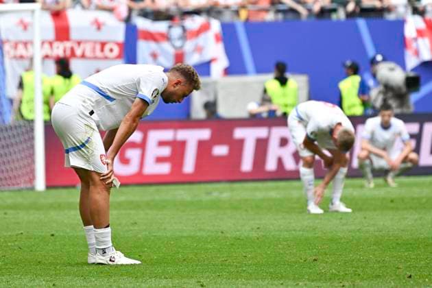 GER, Euro 2024, Group F, Georgien (GEO) vs Tschechien (CZE) 22.06.2024, Volksparkstadion, GER, Euro 2024, Group F, Georgien (GEO) vs Tschechien (CZE) im Bild die tschechische Mannschaft laesst nach Spielende die Koepfe haengen