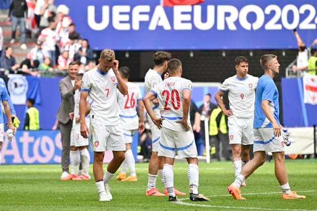 GER, Euro 2024, Group F, Georgien (GEO) vs Tschechien (CZE) 22.06.2024, Volksparkstadion, GER, Euro 2024, Group F, Georgien (GEO) vs Tschechien (CZE) im Bild die tschechische Mannschaft laesst nach Spielende die Koepfe haengen