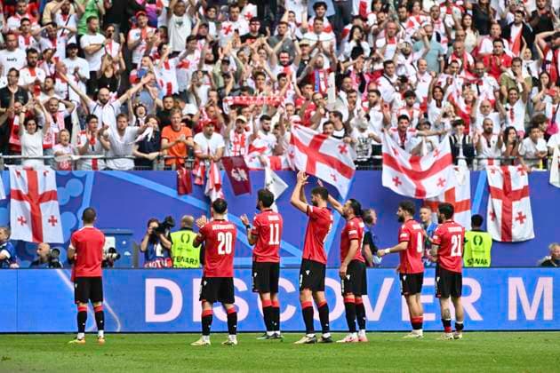 GER, Euro 2024, Group F, Georgien (GEO) vs Tschechien (CZE) 22.06.2024, Volksparkstadion, GER, Euro 2024, Group F, Georgien (GEO) vs Tschechien (CZE) im Bild die georgische Mannschaft laesst nach Spielende von den Fans feiern