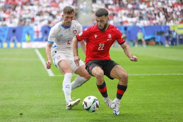Hamburg, Deutschland, 22.06.2024: Volksparkstadion: Fußball-EM 2024, Gruppe F, Georgien - Tschechien: Robin Hranac (4, Tschechien) im Duell mit Georges Mikautadze (22, Georgien) Copyright: xdtsxNachrichtenagenturx dts_41360