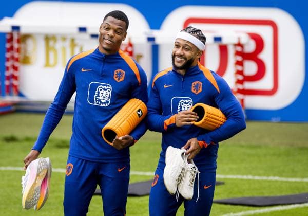 WOLFSBURG - Denzel Dumfries and Memphis Depay during a training session of the Dutch national team, Nationalteam at the AOK Stadium on June 22, 2024 in Wolfsburg, Germany. The Dutch national team is preparing for the group match at the European Football Championship in Germany against Austria. ANP KOEN VAN WEEL UEFA EURO, EM, Europameisterschaft,Fussball 2024 Germany 2024 xVIxANPxSportx xxANPxIVx 501773375 originalFilename: 501773375.jpg