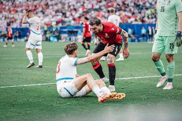 Fußball Herren UEFA-Fußball-Europameisterschaft 2024 Gruppe B Kroatien vs. Albanien 19.06.2024 Guram Kashia ( 4, Georgien) rechts richtet ernste Worte an Mojmir Chytil ( 13, Tschechien) Hamburg Volksparkstadion Hamburg Deutschland