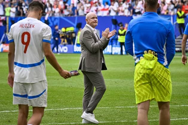 Czech head coach Ivan Hasek, center, thanks to Czech fans after the Group F match of the European Football Championship: Georgia vs Czechia, in Hamburg, Germany, on June 22, 2024. (CTKxPhoto VitxSimanek) CTKPhotoP2024062204758  CTKPhotoP2024062204758