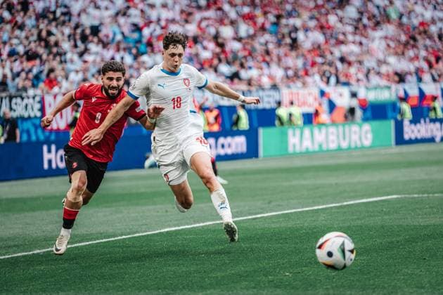 Fußball Herren UEFA-Fußball-Europameisterschaft 2024 Gruppe F Georgien vs. Tschechien 22.06.2024 v.l. Zuriko Davitashvili ( 9, Georgien) wird von Ladislav Krejci ( 18, Tschechien) vom Ball getrennt Hamburg Volksparkstadion Hamburg Deutschland