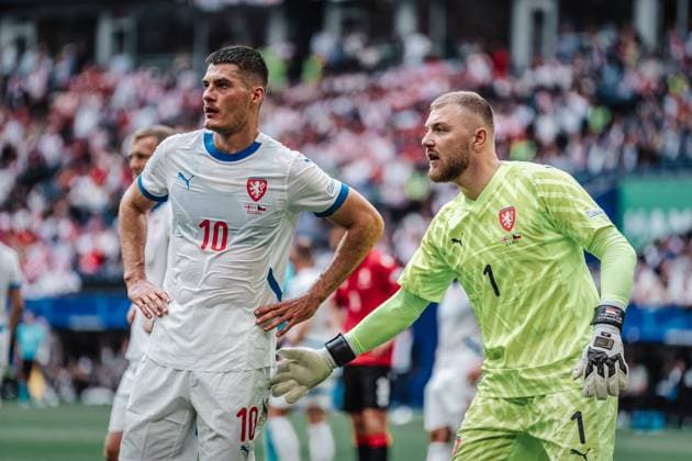 Fußball Herren UEFA-Fußball-Europameisterschaft 2024 Gruppe F Georgien vs. Tschechien 22.06.2024 v.l. Patrik Schick ( 10, Tschechien) und Jindrich Stanek ( 1, Tschechien) Hamburg Volksparkstadion Hamburg Deutschland