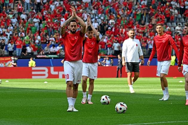 22.06.2024, xsltx, Fussball EM 2024, Türkei - Portugal emspor, v.l. Hakan Calhanoglu (Türkei Tuerkei) Warmup warm up Aufwärmen aufwärmen vor dem Spiel (DFL DFB REGULATIONS PROHIBIT ANY USE OF PHOTOGRAPHS as IMAGE SEQUENCES and or QUASI-VIDEO) Dortmund