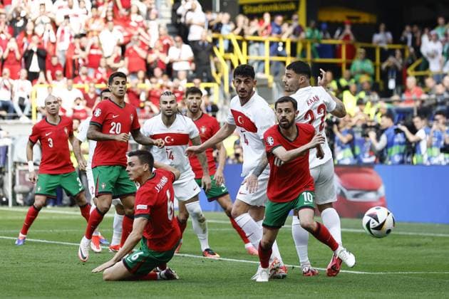DORTMUND, Signal Iduna Park, 22-06-2024 , European Football Championship Euro2024, Group stage match no.23 between Turkiye and Portugal. (L-R) Portugal player Joao Palhinha, Turkiye player Samet Akaydin, Portugal player Bernardo Silva, Turkiye player Kaan Ayhan Turkiye - Portugal (Euro2024)  x25565097x Copyright: