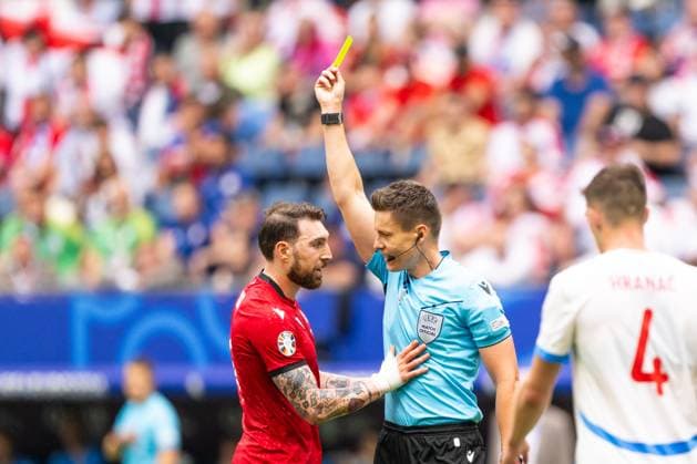 Georgia v Czechia, UEFA EURO, EM, Europameisterschaft,Fussball 2024, Hamburg, Germany Hamburg, Germany. 22nd, June 2024. Referee Daniel Siebert books Guram Kashia of Georgia during the UEFA Euro 2024 match in Group B between Georgia and Czechia at Volksparkstadion in Hamburg. Hamburg Germany  Copyright: xGonzalesxPhoto FrederikkexJensenx