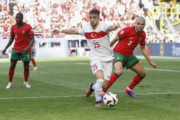 DORTMUND, Signal Iduna Park, 22-06-2024 , European Football Championship Euro2024, Group stage match no.23 between Turkiye and Portugal. (L-R) Turkiye player Yunus Akgun, Portugal player Pepe Turkiye - Portugal (Euro2024)  x25565170x Copyright: