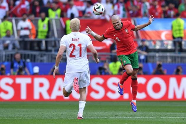 Fußball UEFA EURO, EM, Europameisterschaft,Fussball 2024 Gruppenphase 2. Spieltag Türkei - Portugal am 22.06.2024 im BVB Stadion Dortmund in Dortmund Baris Alper Yilmaz ( Türkei ), links - Pepe ( Portugal ), rechts