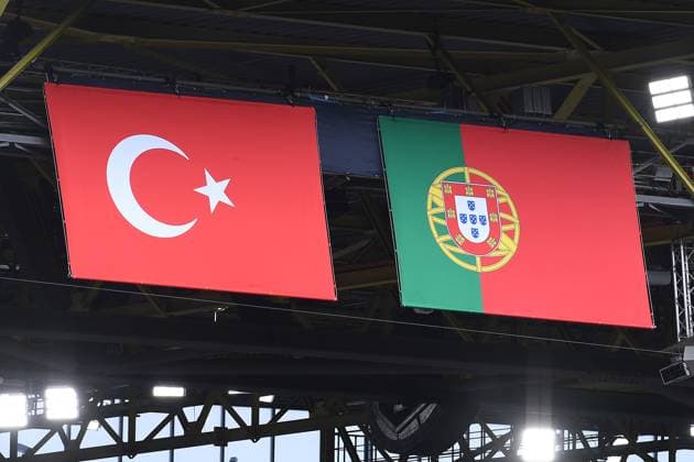 Fußball UEFA EURO, EM, Europameisterschaft,Fussball 2024 Gruppenphase 2. Spieltag Türkei - Portugal am 22.06.2024 im BVB Stadion Dortmund in Dortmund Flaggen Türkei Portugal
