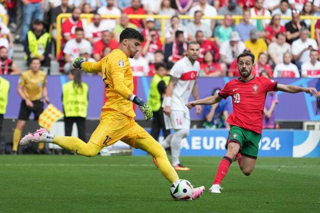 Torwart Goalie Altay Bayindir (Türkei, Turkey, Türkiye, 12) gegen Bernado Silva (Portugal, 10) - Dortmund 22.06.2024: Türkei vs. Portugal, EURO2024 M23, Gruppe F, EM-Arena Dortmund