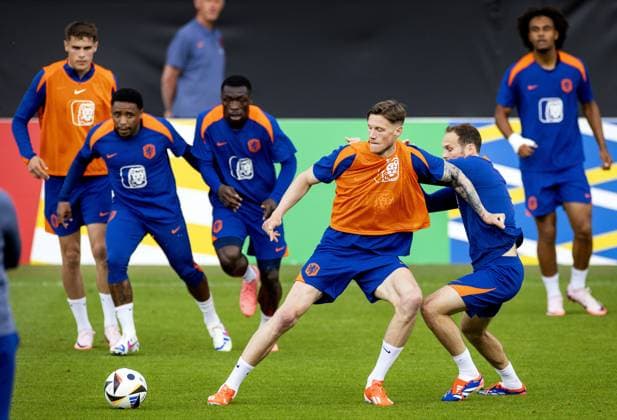 WOLFSBURG - Micky van de Ven, Steven Bergwijn, Brian Brobbey, Wout Weghorst, Daley Blind and Joshua Zirkzee during a training session of the Dutch national team, Nationalteam at the AOK Stadium on June 22, 2024 in Wolfsburg, Germany. The Dutch national team is preparing for the group match at the European Football Championship in Germany against Austria. ANP KOEN VAN WEEL UEFA EURO, EM, Europameisterschaft,Fussball 2024 Germany 2024 xVIxANPxSportx xxANPxIVx 501777349 originalFilename: 501777349.jpg