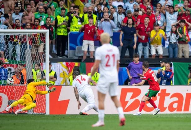 Fussball, Herren, Saison 2023 24, Euro 2024 Gruppe F (2. Spieltag) in Dortmund, Türkei - Portugal, Bernardo Silva (r., Portugal) erzielt das Tor zum 1:0 gegen Torwart Altay Bayindir (Türkei), 22.06. 2024, Copyright: xSebastianxRäppold MatthiasxKochx