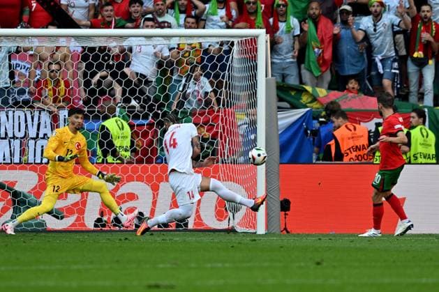 22.06.2024, xsltx, Fussball EM 2024, Türkei - Portugal emspor, v.l. Bernardo Mota Veiga de Carvalho E Silva (Portugal) erzielt das Tor zum scores the goal 0:1 Altay Bayindir (Türkei Tuerkei) Abdulkerim Bardakci (Türkei Tuerkei) (DFL DFB REGULATIONS PROHIBIT ANY USE OF PHOTOGRAPHS as IMAGE SEQUENCES and or QUASI-VIDEO) Dortmund
