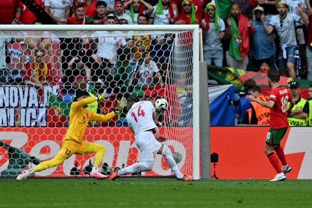 22.06.2024, xsltx, Fussball EM 2024, Türkei - Portugal emspor, v.l. Bernardo Mota Veiga de Carvalho E Silva (Portugal) erzielt das Tor zum scores the goal 0:1 Altay Bayindir (Türkei Tuerkei) Abdulkerim Bardakci (Türkei Tuerkei) (DFL DFB REGULATIONS PROHIBIT ANY USE OF PHOTOGRAPHS as IMAGE SEQUENCES and or QUASI-VIDEO) Dortmund