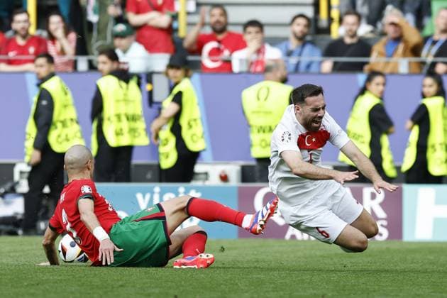 DORTMUND, Signal Iduna Park, 22-06-2024 , European Football Championship Euro2024, Group stage match no.23 between Turkiye and Portugal. (L-R) Portugal player Pepe, Turkiye player Orkun Kokcu Turkiye - Portugal (Euro2024)  x25565554x Copyright: