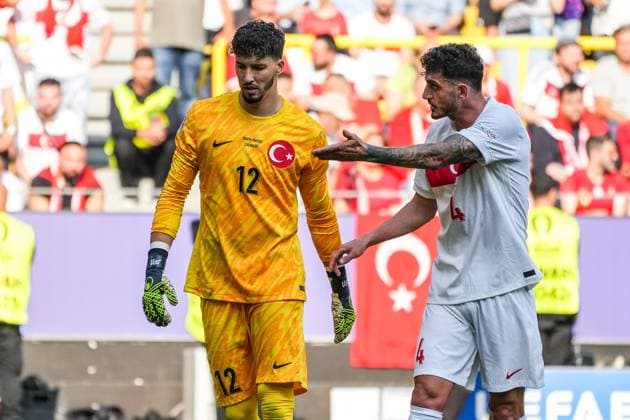 Samet Akaydin (Türkei, Turkey, Türkiye, 04) macht Torwart Goalie Altay Bayindir (Türkei, Turkey, Türkiye, 12) Vorwürfe wegen dem Gegentor zum 0:2 - Dortmund 22.06.2024: Türkei vs. Portugal, EURO2024 M23, Gruppe F, EM-Arena Dortmund