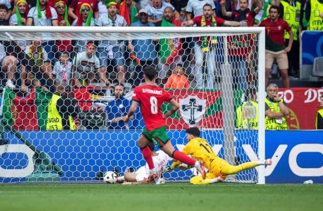Fussball, Herren, Saison 2023 24, Euro 2024 Gruppe F (2. Spieltag) in Dortmund, Türkei - Portugal, Samet Akaydin (nicht im Bild, Türkei) erzielt per Eigentor das Tor zum 0:2 gegen Zeki Celik (Türkei) und Torwart Altay Bayindir (Türkei), vorn Bruno Fernandes (Portugal), 22.06. 2024, Copyright: xSebastianxRäppold MatthiasxKochx