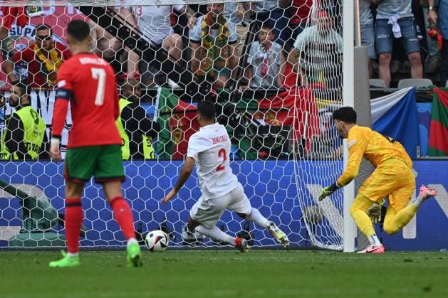 22.06.2024, xsltx, Fussball EM 2024, Türkei - Portugal emspor, v.l. Eigentor zum 0:2 von Samet Akaydin (Türkei Tuerkei) (nicht im Bild) Mehmet Zeki (Türkei Tuerkei) Altay Bayindir (Türkei Tuerkei) (DFL DFB REGULATIONS PROHIBIT ANY USE OF PHOTOGRAPHS as IMAGE SEQUENCES and or QUASI-VIDEO) Dortmund