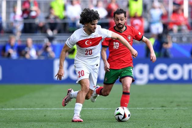 Fußball UEFA EURO, EM, Europameisterschaft,Fussball 2024 Gruppenphase 2. Spieltag Türkei - Portugal am 22.06.2024 im BVB Stadion Dortmund in Dortmund Ferdi Kadioglu ( Türkei ), links - Bernardo Silva ( Portugal ), rechts