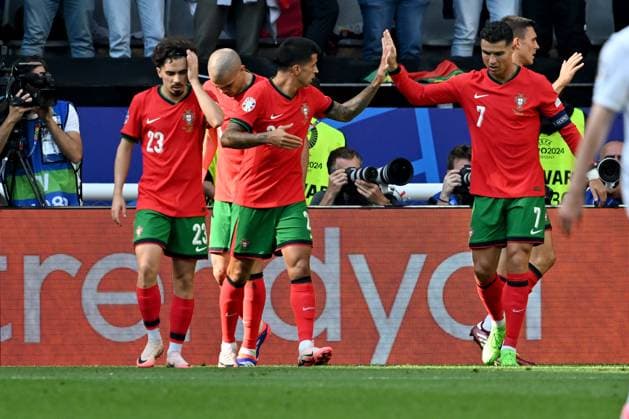 22.06.2024, xsltx, Fussball EM 2024, Türkei - Portugal emspor, v.l. Torjubel nach dem Eigentor zum 0:1 durch Bernardo Mota Veiga de Carvalho E Silva (Portugal) (DFL DFB REGULATIONS PROHIBIT ANY USE OF PHOTOGRAPHS as IMAGE SEQUENCES and or QUASI-VIDEO) Dortmund