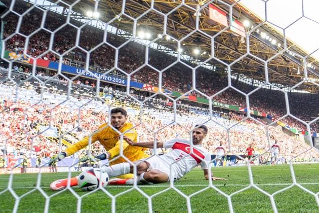 Bilder des Jahres 2024, Sport 06 Juni Sport Bilder des Tages GER, Euro 2024, Group F, Türkei (TUR) vs Portugal (PRT), 22.06.2024, BVB Stadion Dortmund Signal Iduna Park, Dortmund, GER, Euro 2024, Group F, Türkei (TUR) vs Portugal (PRT), Im Bild: Tor zum 2:0 (Eigentor) Bayindir Altay (Türkei Tuerkei TUR, 12) und Celik Mehmet Zeki (Türkei Tuerkei TUR, 2) versuchen den Ball zu retten, Hintertorkamera *** GER, Euro 2024, Group F, Turkey TUR vs Portugal PRT , 22 06 2024, BVB Stadion Dortmund Signal Iduna Park, Dortmund, GER, Euro 2024, Group F, Turkey TUR vs Portugal PRT , In the picture Goal for 2 0 own goal Bayindir Altay Turkey TUR Turkey TUR, 12 and Celik Mehmet Zeki Turkey TUR Turkey TUR, 2 try to save the ball, behind goal camera nordphotoxGmbHxx xChristianxSchulze nph000300