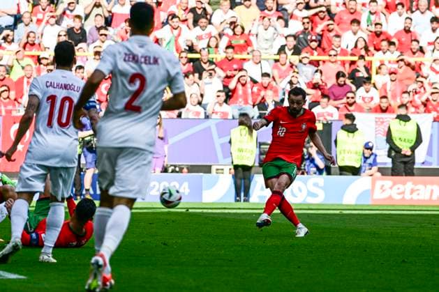 Sport Bilder des Tages Tor zum 0:1 durch Bernardo Silva 10 (Portugal), Türkei vs. Portugal, Fussball, UEFA EURO, EM, Europameisterschaft,Fussball 2024, Gruppenphase, 2. Spieltag, 22.06.2024 Dortmund Nordrhein-Westfalen Deutschland