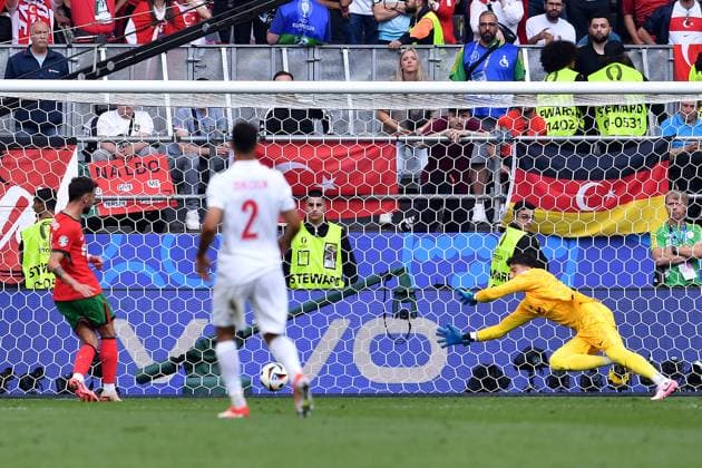 Fußball UEFA EURO, EM, Europameisterschaft,Fussball 2024 Gruppenphase 2. Spieltag Türkei - Portugal am 22.06.2024 im BVB Stadion Dortmund in Dortmund Torschuss Tor zum 0:3 durch Bruno Fernandes ( Portugal )