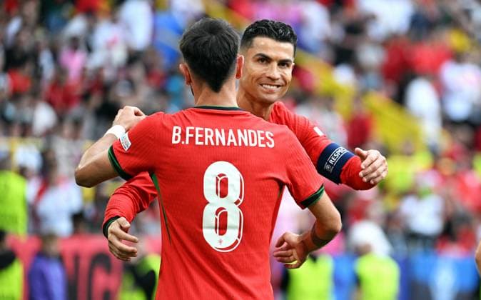 Fussball, Europameisterschaft, EURO 2024, Gruppe F, Signal-Iduna-Park Dortmund: Türkei - Portugal; Jubel Bruno Fernandes (POR) nach seinem Tor zum 0:3, zusammen mit Cristiano Ronaldo (POR). Jubel, Freude, Aktion.