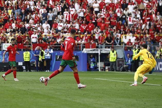 Sport Bilder des Tages DORTMUND, Signal Iduna Park, 22-06-2024 , European Football Championship Euro2024, Group stage match no.23 between Turkiye and Portugal. (L-R) tp 08 scores 0-3, Portugal player Cristiano Ronaldo, Turkiye goalkeeper Altay Bayindir Turkiye - Portugal (Euro2024)  x25566008x Copyright: