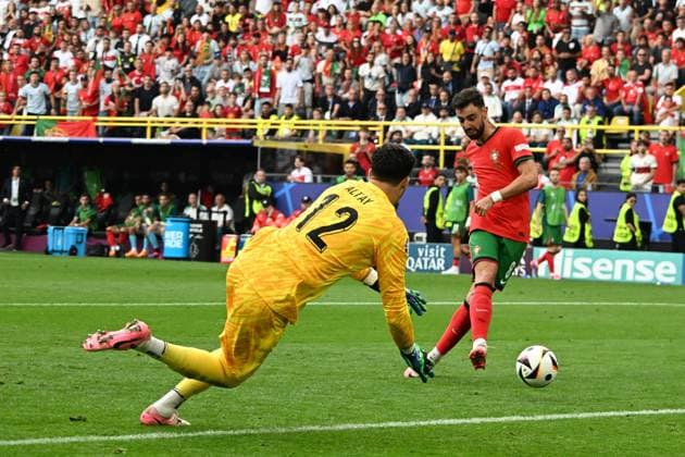 22.06.2024, xsltx, Fussball EM 2024, Türkei - Portugal emspor, v.l. Bruno Miguel Bonges Fernandes (Portugal) erzielt das Tor zum scores the goal 0:3 Altay Bayindir (Türkei Tuerkei) (DFL DFB REGULATIONS PROHIBIT ANY USE OF PHOTOGRAPHS as IMAGE SEQUENCES and or QUASI-VIDEO) Dortmund