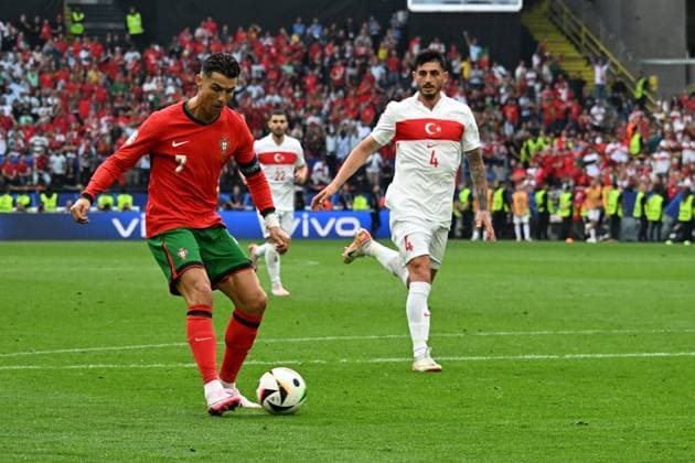 22.06.2024, xsltx, Fussball EM 2024, Türkei - Portugal emspor, v.l. Vorlage Assist von Cristiano Ronaldo (Portugal) vor dem Tor zum 0:3 durch Bruno Miguel Bonges Fernandes (Portugal) (DFL DFB REGULATIONS PROHIBIT ANY USE OF PHOTOGRAPHS as IMAGE SEQUENCES and or QUASI-VIDEO) Dortmund